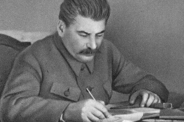 Что Сталин сделал с адмиралом, который приказал выпустить заключенных из лагерей и отправить их на фронт?