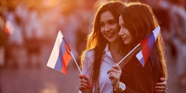 В центре Москвы собираются люди под патриотическим лозунгом «Своих не бросаем!»