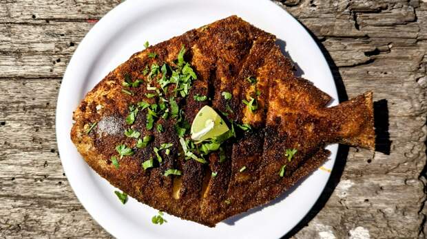 Натереть рыбу сахаром перед жаркой? Лайфхак шеф-поваров для идеальной корочки