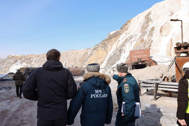 ТАСС: спасатели продолжают попытки связаться с горняками в руднике "Пионер"