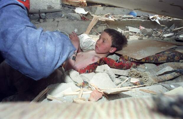 Спитак в 1988 году, Нефтегорск в 1995-м - землетрясения разные, боль одна. / ТАСС