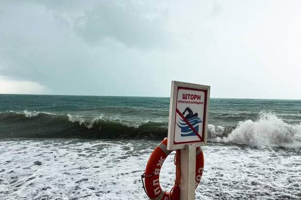 Американский самолет-разведчик уже 7 часов летает над Черным морем