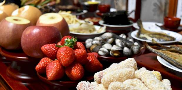 «Вас просто разорвёт». Что нельзя сочетать на новогоднем столе, чтобы пережить праздники и не потерять здоровье