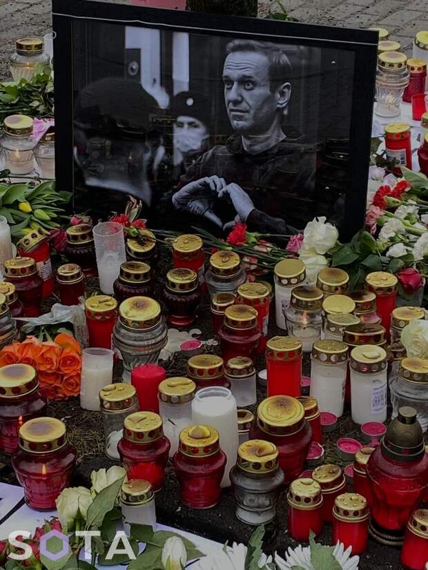 Сторонники блогера-экстремиста Алексея Навального попробовали провести серию акций по всей России в знак скорби о его смерти в колонии.