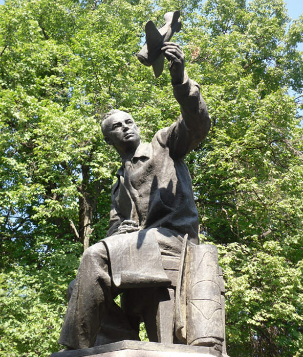 5.Памятник Н.Н.Поликарпову. Установлен в г.Орёл в сквере Поликарпова.
