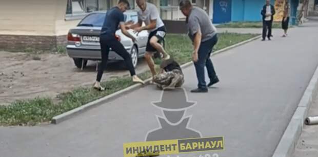 В Барнауле дорожный конфликт закончился дракой с применением монтировки