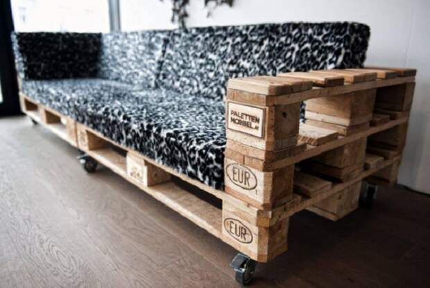 Мебель, созданная с использованием деревянных поддонов - смелое и оригинальное решение. 