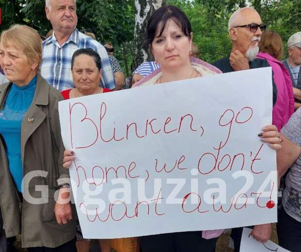 В Кишиневе протесты: порвали американские флаги и без церемоний послали Блинкена