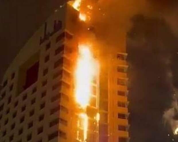 Пламя охватило небоскреб после удара в Кувейте