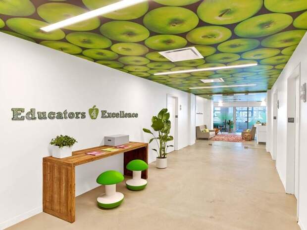 Оригинальный дизайн потолка с яблоками в интерьере офиса