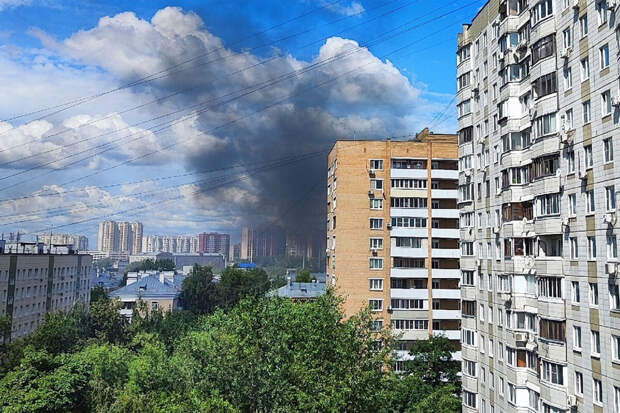Очевидцы показали кадры крупного пожара в районе Коптево в Москве