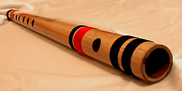 https://upload.wikimedia.org/wikipedia/commons/0/02/Bansuri_bamboo_flute_23inch.jpg