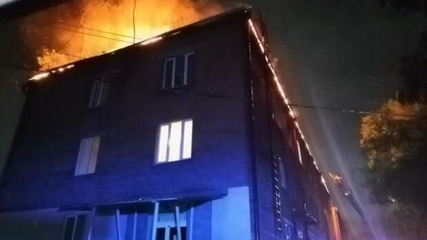 Крыша здания роддома загорелась от удара молнии в Иркутской области