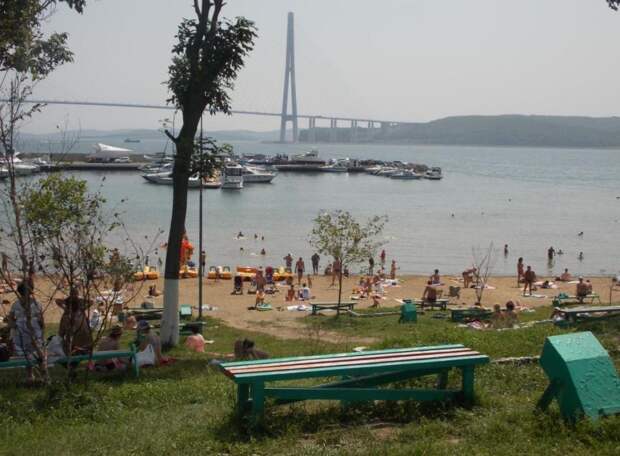 На берег можно, в воду нет: оборудованный пляж во Владивостоке покинул список мест, разрешенных для купания