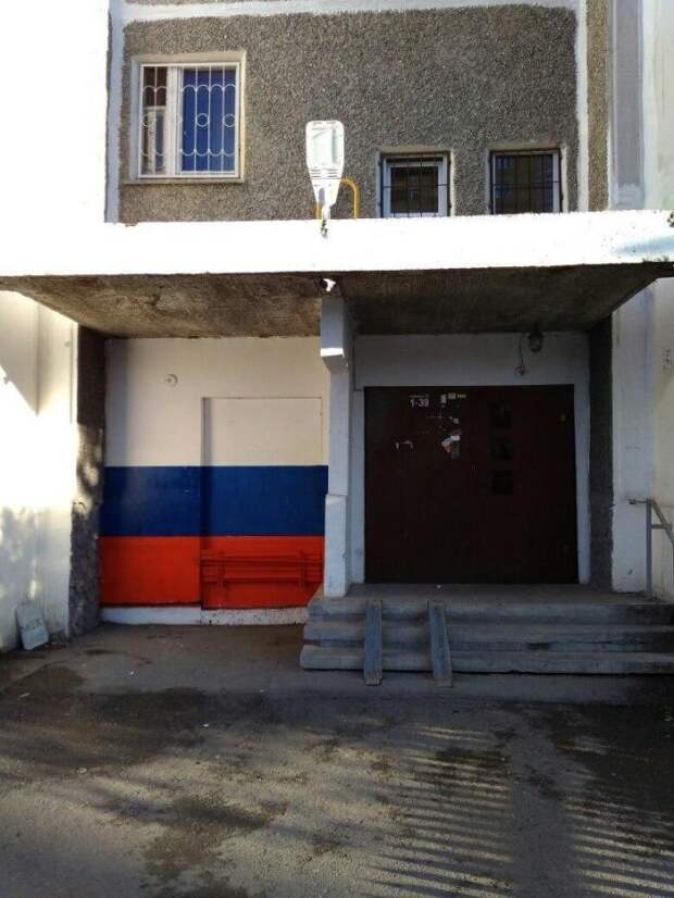 Непередаваемая атмосфера подъездов нашей необъятной родины (12 фото)