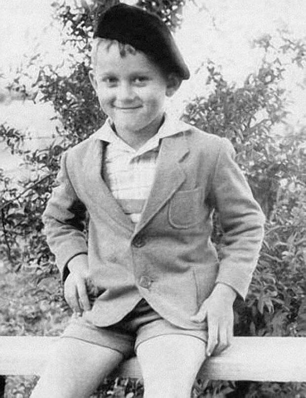 Александр Маршал в детстве. / Фото: www.popbio.ru