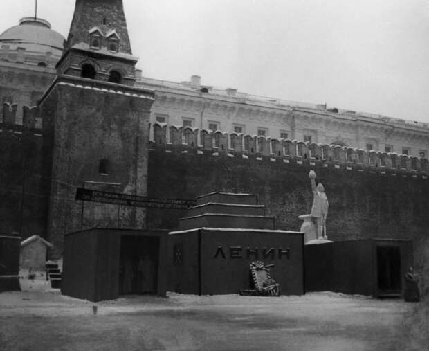 Первый временный деревянный Мавзолей, построенный к дню похорон В.И. Ленина 27 января 1924 г., простоял до весны 1924 г. Фото: РИА Новости