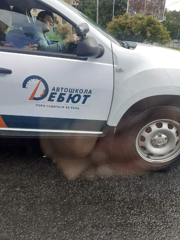 Что делают в этой автошколе? Что делают в этой автошколе?