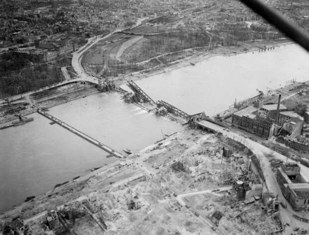 Mannheim 1945 - Luftaufnahme - Barockschloß - Universität - Hauptbahnhof - Rheinbrücke {3}