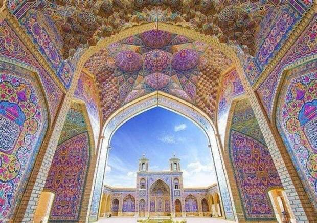 Колонны и арка нефа украшены разноцветной мозаикой (Nasir al-Mulk, Иран). | Фото: bazariran.ru.