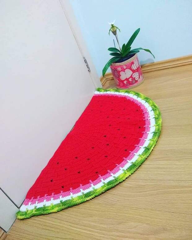 Tapete meia lua melancia em crochê! Decore sua casa. | Tapete meia lua,  Decoração, Tapete