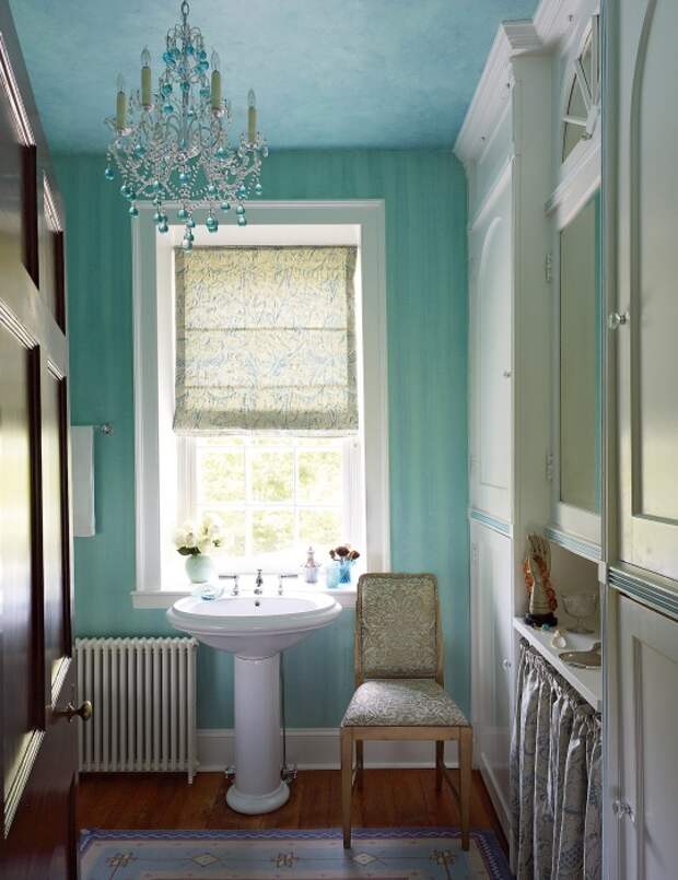 Оформление ванной комнаты в голубых тонах, выглядит очень утонченно и красиво.