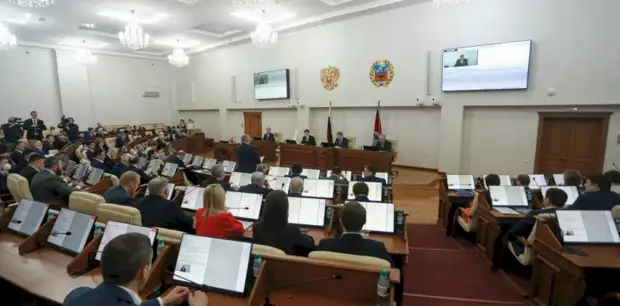 Отчет Томенко и отмена пенсионного возраста: что обсудят краевые депутаты на сессии АКЗС