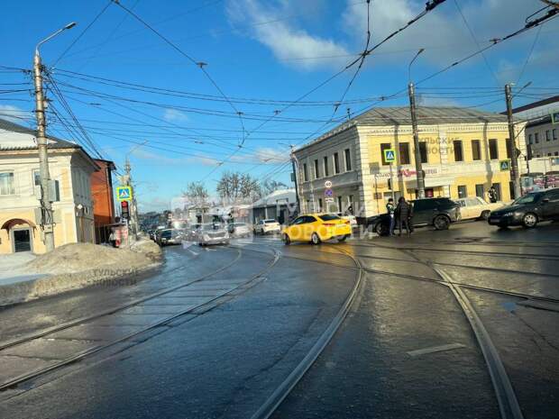 В Туле на Пролетарской и Демидовской плотины столкнулись Haval и Honqi, затор на дороге