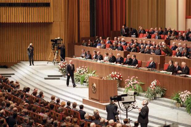Горбачев, 1986 XXVII съезд КПСС.png