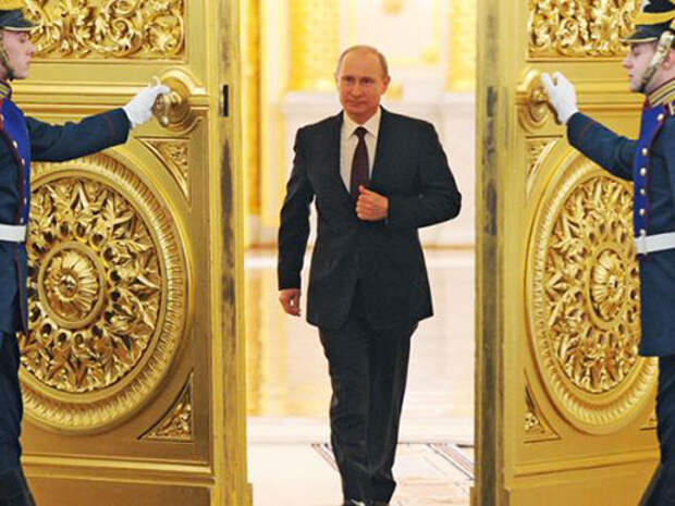 На фото: Президент России Владимир Путин (в центре) перед выступлением с ежегодным посланием Федеральному Собранию РФ в Георгиевском зале Кремля (Фото: Михаил Климентьев/ТАСС)