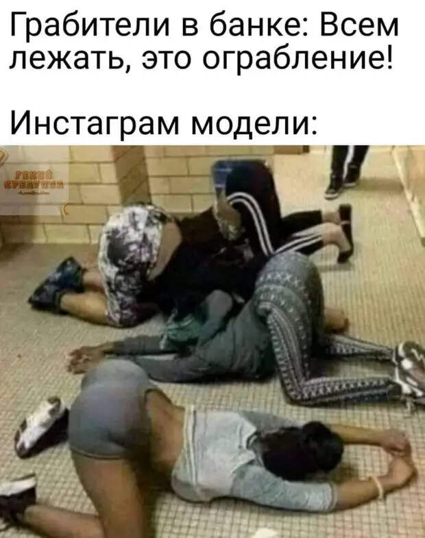 Понедельник. Утро. Похмелье. Мужчина подходит к зеркалу...