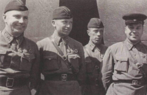 Комбриг Петр Пумпур (первый слева) после возвращения из Испании, 1937 год