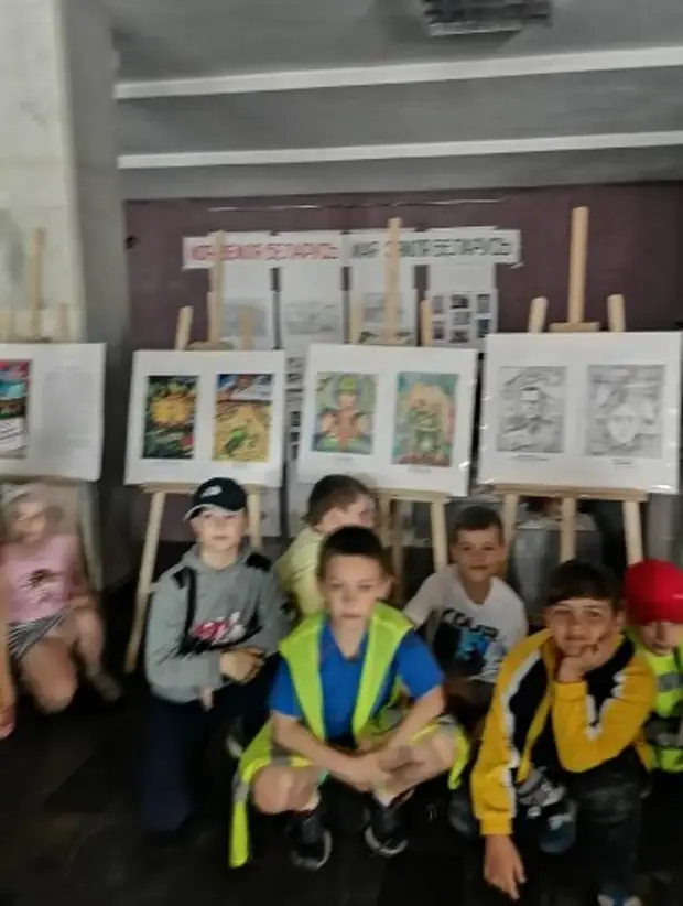 Детский лагерь линейка. День памяти и скорби мероприятия в лагере. День памяти и скорби с пришкольным лагерем. Линейка к 22 июня в лагере. Линейка в лагере.