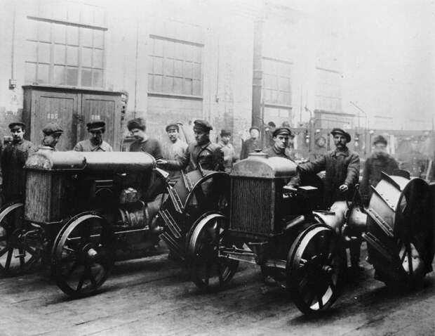 Первые тракторы, которые были изготовлены на заводе Красный путиловец в 1925 году.