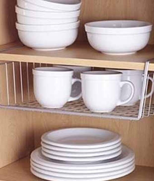 Использование дополнительной полочки для чашек в кухонном шкафу