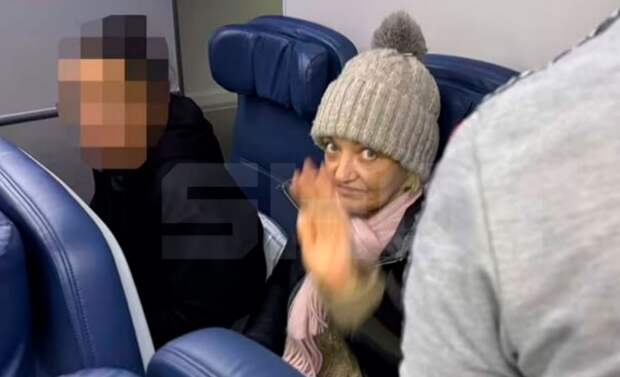 Таки попалась: нашу бабулю-безбилетницу из России арестовали после того, как она незаконно пролетела более 6000 километров
