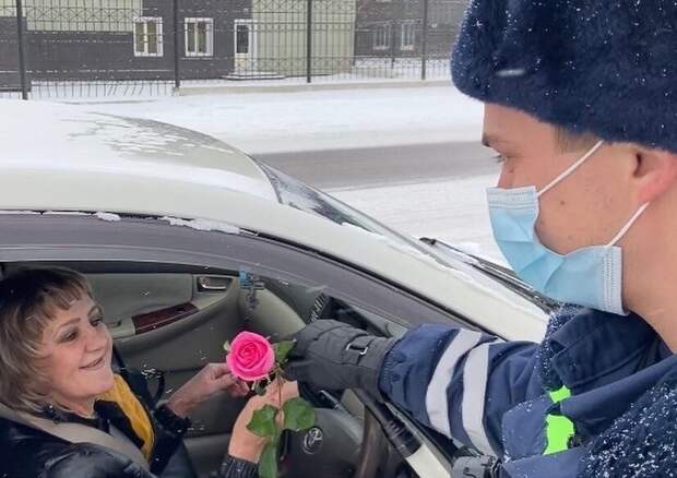 Полицейские Тайшетского района поздравили женщин с Днём матери