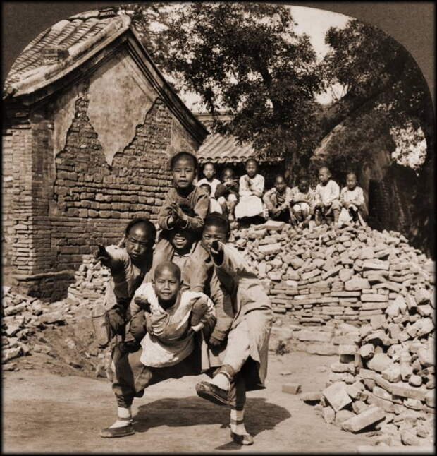 Дракон. Школьники взбираются друг другу на плечи. Пекин, 1902 г.