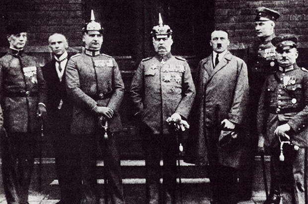 Генерал Эрих Людендорф (в центре) и Гитлер