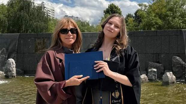 Как сейчас выглядит 24-летняя дочь Апиной, рожденная от суррогатной матери — редкий выход в свет