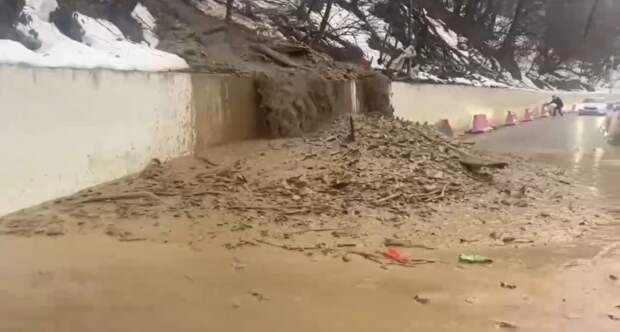 Срочно! В Сочи на дорогу сошел сель, движение перекрыто!