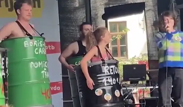 Бельгийские активисты надели на себя нефтяные бочки, протестуя против цен на топливо