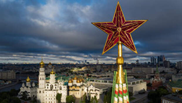 Звезда на Спасской башне Московского Кремля. Архивное фото