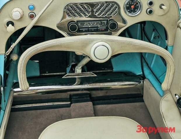 Мотоциклетный руль поздних машин облагородили, одев светлым, по моде тех лет, пластиком.