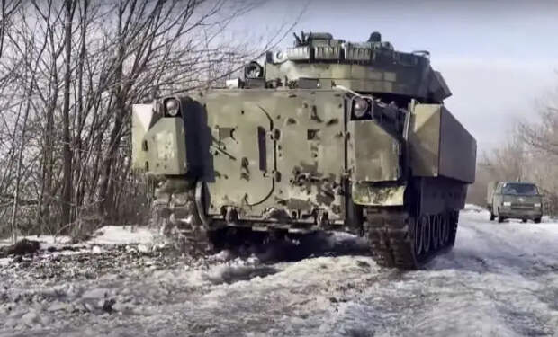 Пытаясь уберечься от российских FPV-дронов, боевики ВСУ в Курской области начали использовать более защищённую гусеничную технику