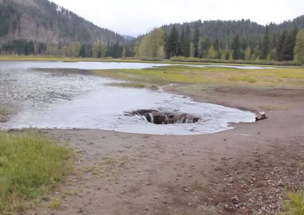Озеро, которое исчезает каждое лето