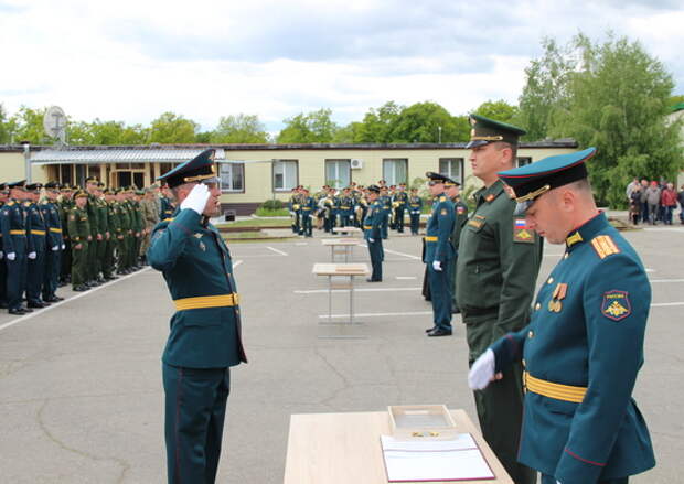 Командир Саратовского соединения наградил знаками отличия военнослужащих, подтвердивших наименование «ударные»