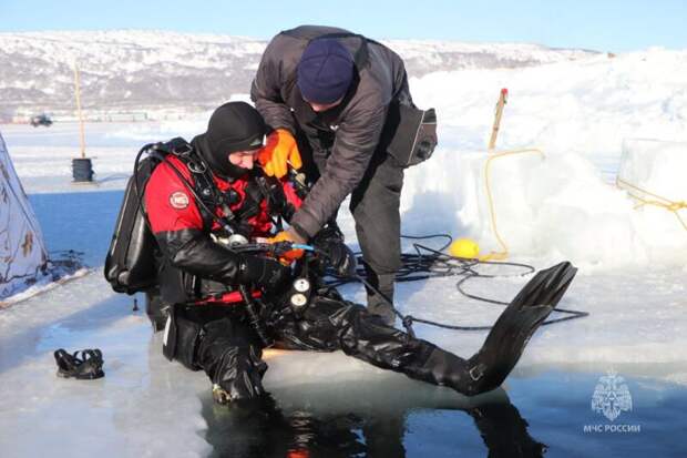 Магаданские спасатели МЧС России отработали зимние погружения