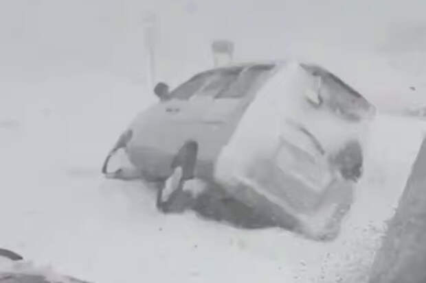 Машины россиян массово провалились под снег