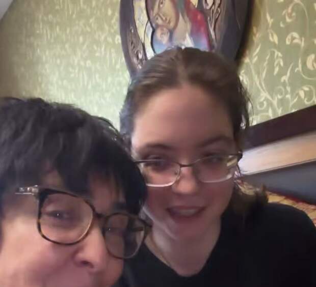 Певица Лолита опубликовала домашние кадры с особенной дочерью